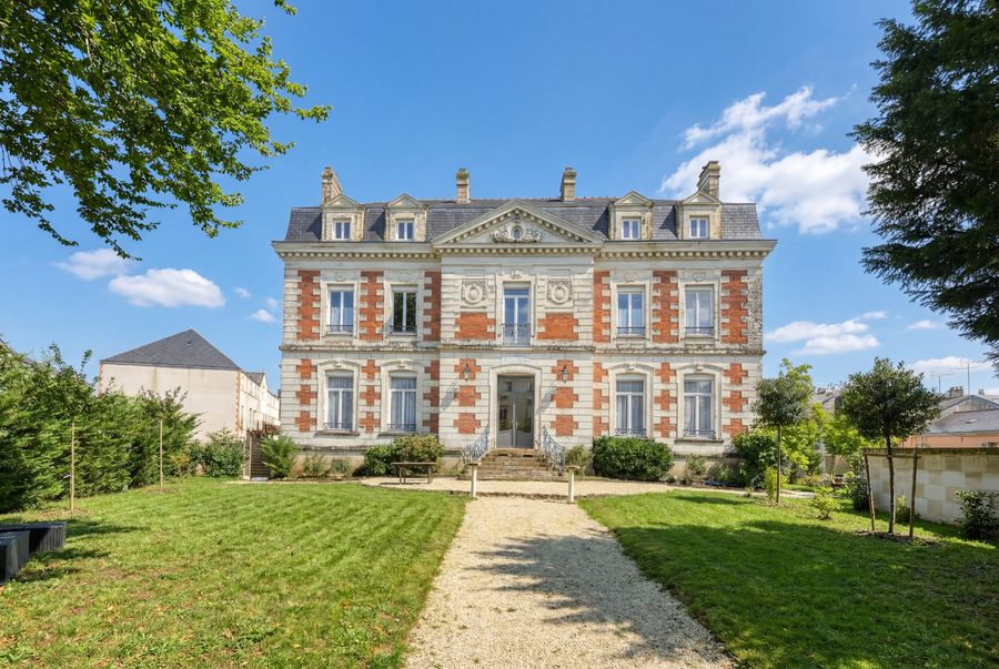 Demeure de prestige, photo retouchée