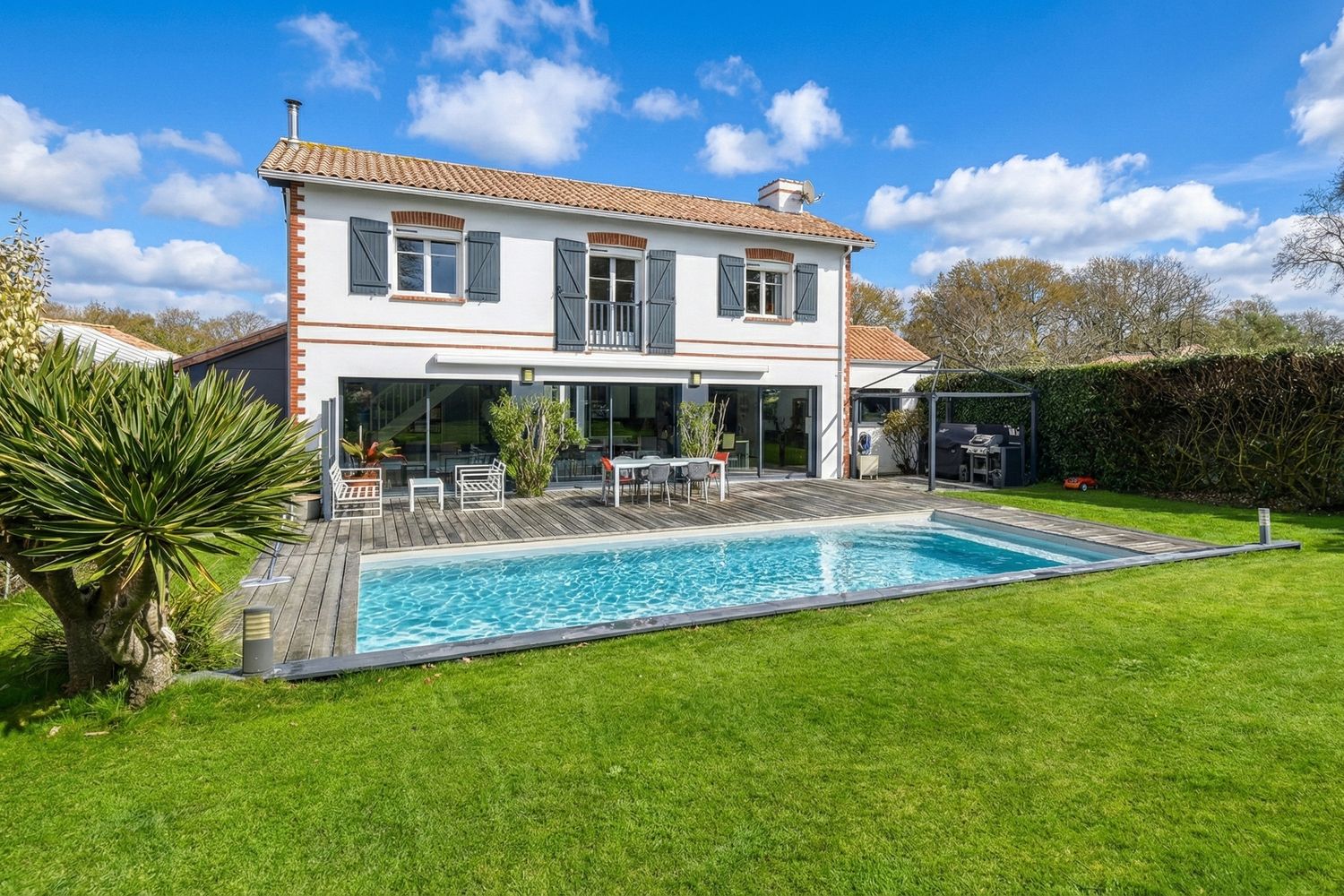 Après retouche : ciel bleu, piscine débâchée