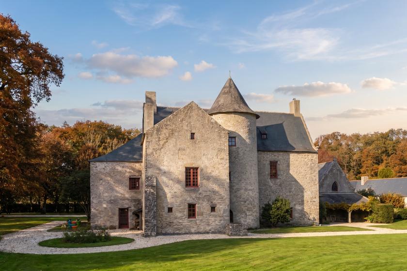 Automne — manoir et feuillages dorés