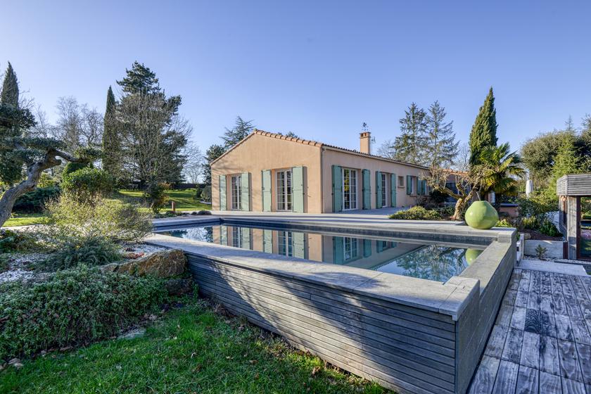 Hiver — maison et piscine, arbres dénudés